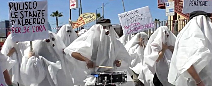 Copertina di Primo Maggio di fantasmi a Napoli. Il lavoro nero irrompe nel corteo dei sindacati: “Non esistiamo, ma vi serviamo la pizza”