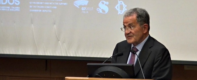 Copertina di Migranti, Prodi: “Se un uomo muore di fame perché non dovrebbe partire? Anche lui è rifugiato”