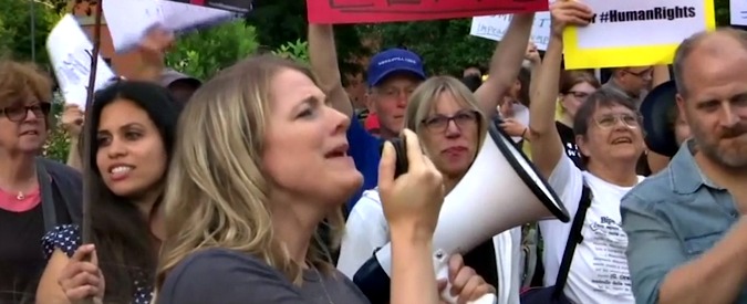 Copertina di Roma, presidio di protesta degli americani anti-Trump: “Inaffidabile e imbarazzante, deve andarsene”