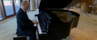 Copertina di Putin inganna l’attesa con una performance al piano. Il risultato? Giudicate voi