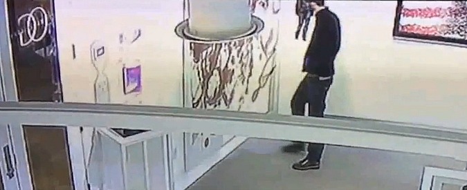 Copertina di Sfregiato quadro di Christopher Wool da 3 milioni di dollari. Il gesto ripreso dalla videosorveglianza