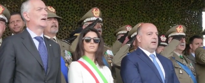 Copertina di Virginia Raggi fa scena muta alla cerimonia dell’Esercito. Suona l’Inno ma lei non canta