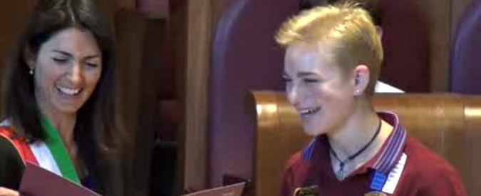 Copertina di Cyberbullismo, Raggi premia Bebe Vio: “Esempio di forza e coraggio”. Ai ragazzi: “Denunciate”