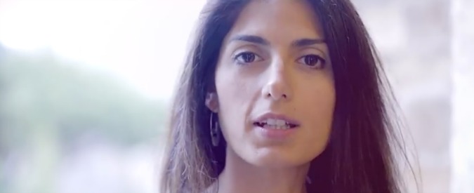 Copertina di Emergenza rifiuti Roma, Raggi: “Magliette gialle Pd? Speriamo di rivederli per i prossimi vent’anni”