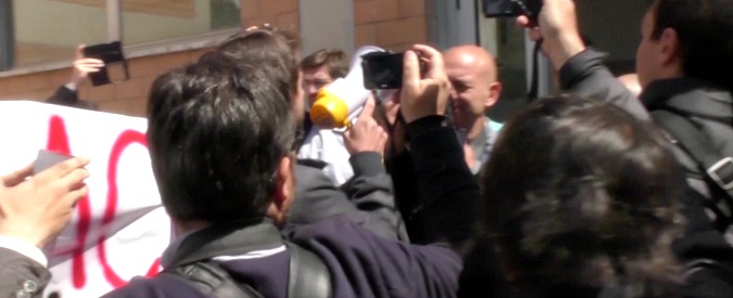 Copertina di Roma, Raggi contestata durante la visita all’VIII Municipio: “Virginia, esci. Fateci votare”