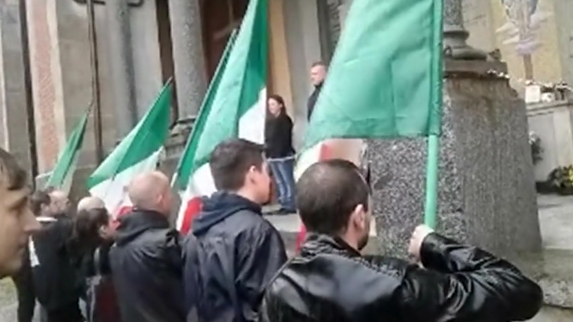 Copertina di Lodi, militanti di ultradestra ricordano Sergio Ramelli: saluto romano davanti alla sua tomba