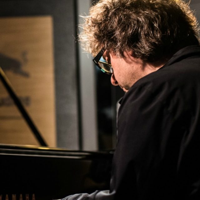 Piano City Milano, il pianista Remo Anzovino presenta il suo nuovo album con un’anteprima nel Red Bull Studio Mobile