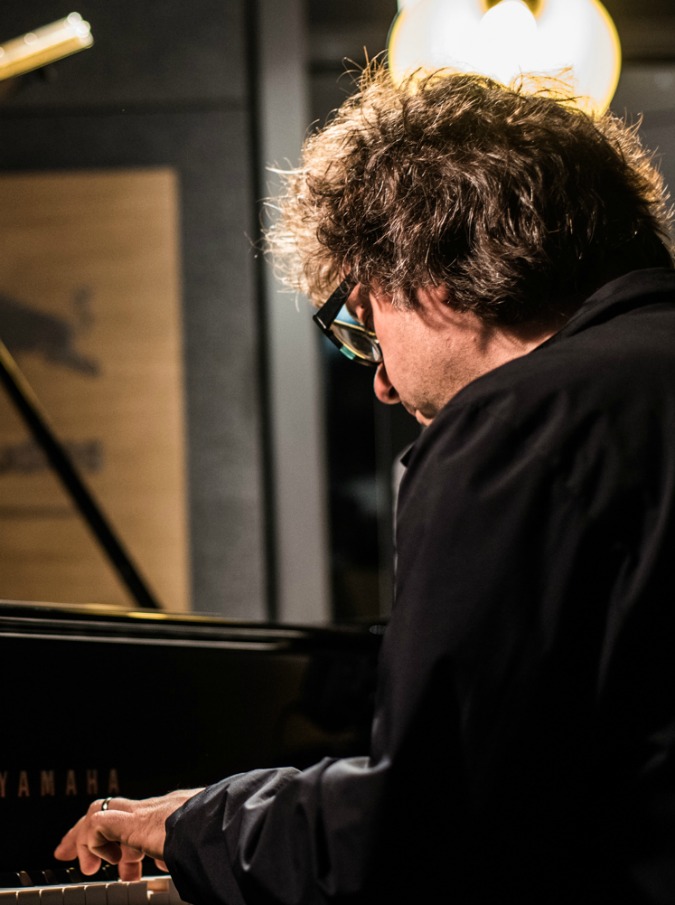 Copertina di Piano City Milano, il pianista Remo Anzovino presenta il suo nuovo album con un’anteprima nel Red Bull Studio Mobile