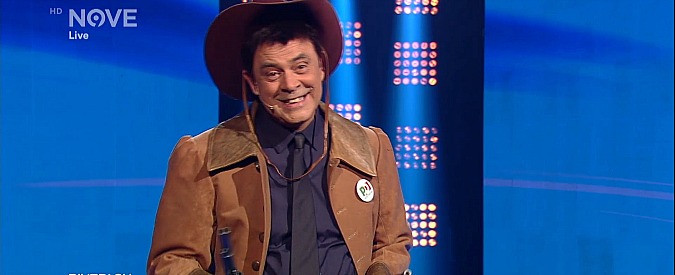 Copertina di Fratelli di Crozza, Renzi è un cow boy: “Inaccettabile la legge su legittima difesa: gettare il Pd nel ridicolo è una mia esclusiva”