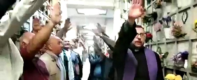 Copertina di Milano, il don fa il saluto romano alla commemorazione del rapinatore di estrema destra