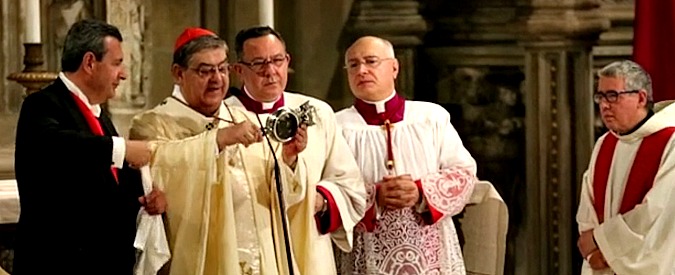 Napoli, il miracolo del sangue di San Gennaro si ripete. In Duomo presenti de Magistris, De Luca e Di Maio