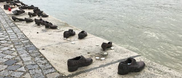 Ungheria, 60 paia di scarpe di bronzo in riva al fiume per ricordare