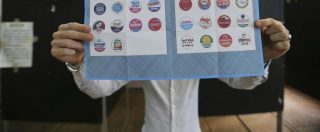 Copertina di Elezioni amministrative 2017, avevano 321 tessere elettorali nascoste in casa: 3 arrestati. “Pagavano tra 30 e 50 euro”
