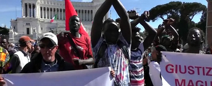 Copertina di Ambulante morto a Roma, sit-in di migranti e centri sociali. Raggi: “Contattata la famiglia, ora aspettiamo indagini”