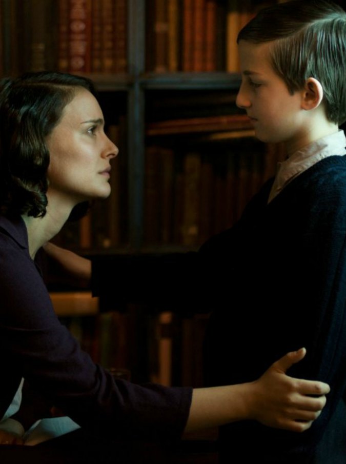 Copertina di Sognare è vivere, dal romanzo di Amos Oz il film di e con il premio Oscar Natalie Portman