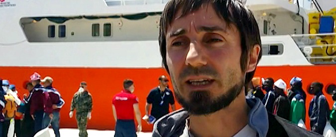 Copertina di Migranti, sbarcate 731 persone da nave Aquarius. Msf: “Noi sempre trasparenti, rispettiamo le leggi”