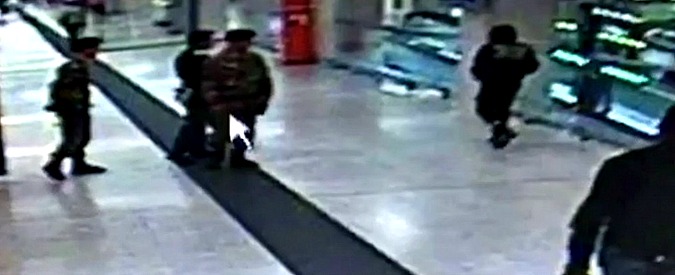 Copertina di Milano, militari e poliziotto accoltellati in Centrale. In un video il momento dell’aggressione