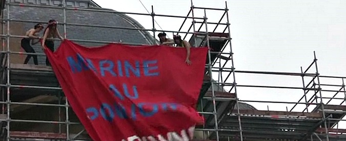 Copertina di Francia al voto, blitz delle Femen davanti al seggio dove vota Marine Le Pen