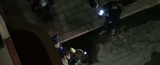 Copertina di Insinna vs Striscia, su Facebook il tapiro mai trasmesso: “Disonesto? Prima Greggio chiarisca la posizione con il Fisco”