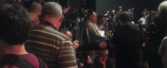Copertina di Obama a Milano, la selva di telecamere in attesa dell’ex presidente