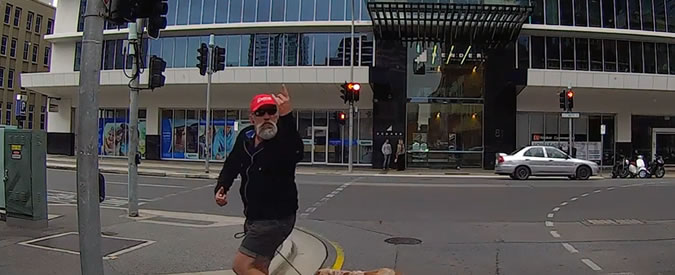 Copertina di Instant karma, il pedone maleducato rimprovera l’automobilista. Ecco come viene punito