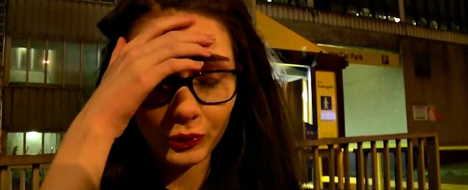 Copertina di Manchester, le lacrime fuori dall’Arena: “La folla ha cominciato a correre, urlando e piangendo”