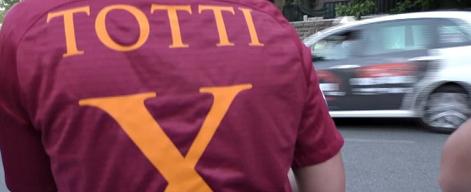 Copertina di Totti porta a cena i compagni a due giorni dall’addio. Tifosi lo aspettano e rimediano un colpo di clacson