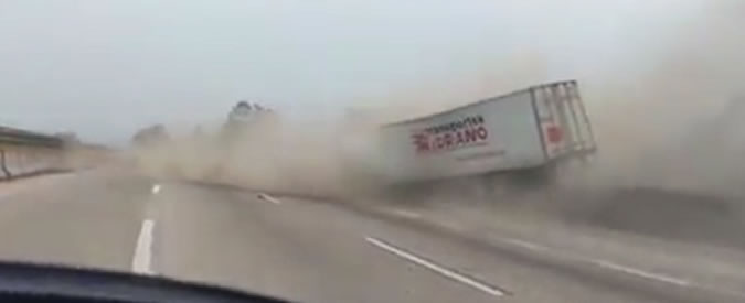 Copertina di Il tir è fuori controllo ma l’autista mantiene i nervi saldi: ecco come riesce a evitare il disastro