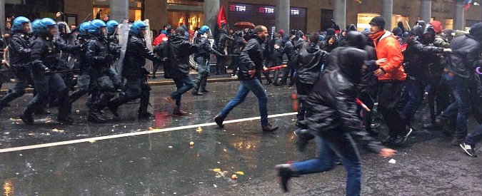 Copertina di Primo Maggio, a Torino scontri tra centri sociali e forze dell’ordine. Le immagini delle cariche