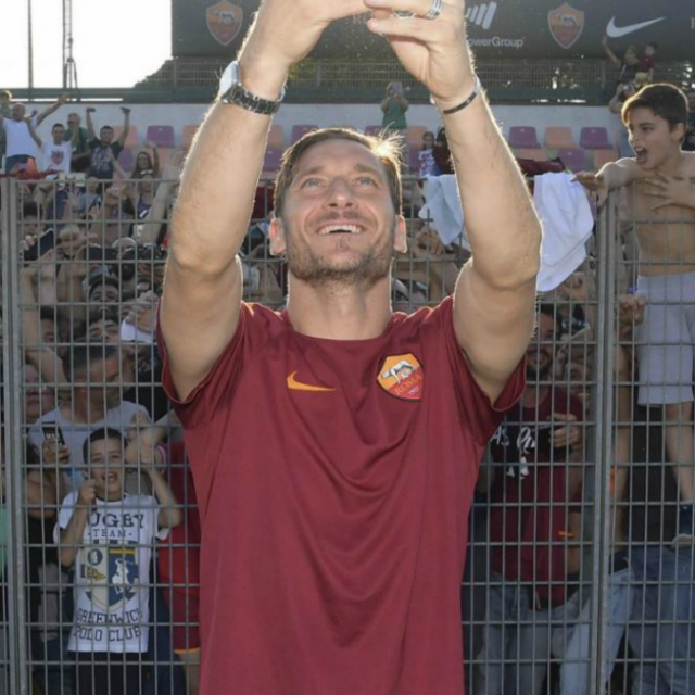 Francesco Totti, sui social è #TottiDay. Mancini: “Si resta sempre numeri 10”. Zanetti: “Ultimo imperatore di Roma”