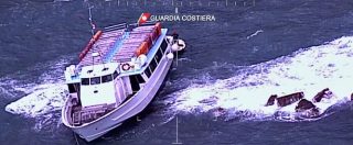 Copertina di Cinque Terre, traghetto con 80 persone finisce sugli scogli. Spiaggiato dalla Guardia costiera: le immagini