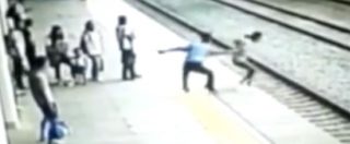 Copertina di Il gesto eroico del ferroviere: così riesce a fermare una studentessa a un passo dal treno in corsa