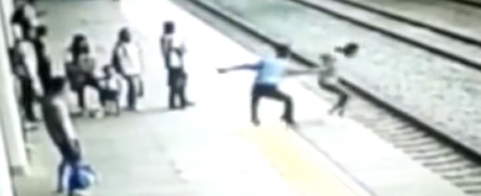 Copertina di Il gesto eroico del ferroviere: così riesce a fermare una studentessa a un passo dal treno in corsa