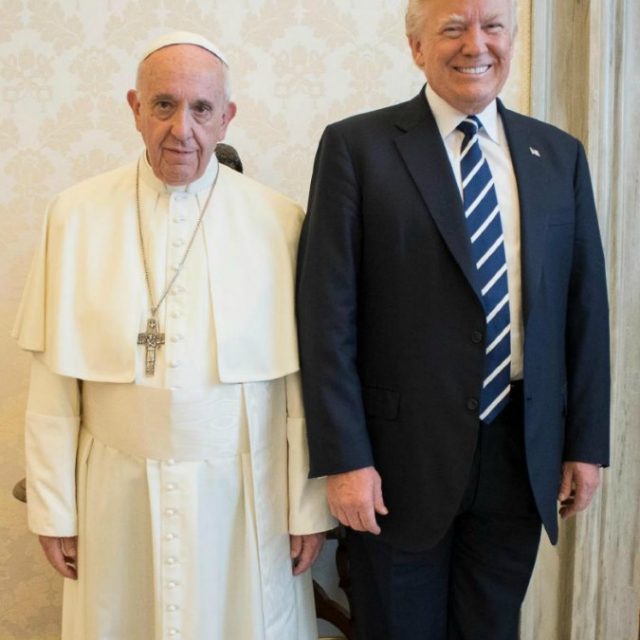 Trump incontra papa Francesco e i social si scatenano: “Qualcuno salvi Bergoglio”