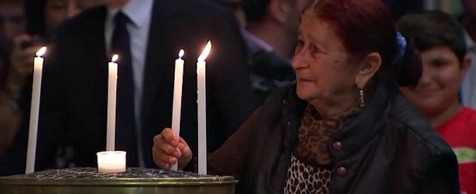 Copertina di Incendio camper a Roma, veglia della comunità di S.Egidio per le sorelle rom. Monsignor Lojudice: “Tutti noi responsabili”