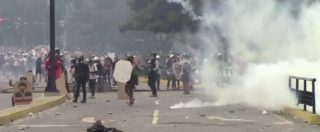 Copertina di Venezuela, ancora scontri e proteste. Lacrimogeni per disperdere i manifestanti anti-Maduro