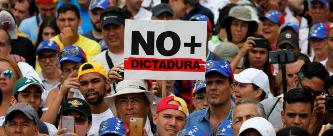 Venezuela in default, a rischio 60 miliardi di bond. E anche la Ue avvia sanzioni contro Maduro