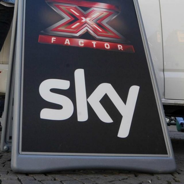 X Factor, Sky risponde a Linus: “Non ricorda i vincitori ma li ha ospitati in radio”