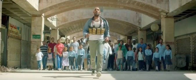 Copertina di Terrorismo, lo spot della compagnia telefonica Zain per il Ramadan: “Combattiamo l’odio con canzoni d’amore”
