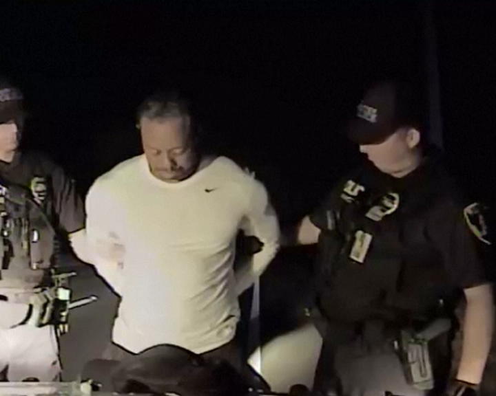 Copertina di Tiger Woods, ecco le immagini dell’arresto. Il campione barcolla mentre gli agenti lo ammanettano