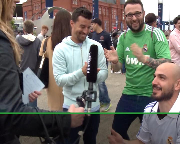 Copertina di Finale Champions League, tifoso in ginocchio davanti alla giornalista: “Se il Real vince ti sposo”