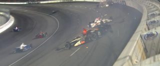 Copertina di Indy, pauroso incidente a catena in pista al Motor Speedway in Texas