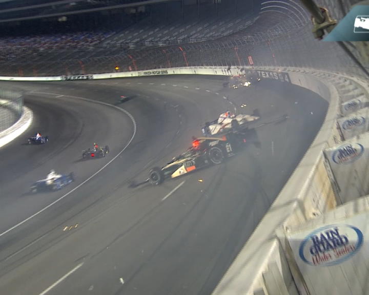 Copertina di Indy, pauroso incidente a catena in pista al Motor Speedway in Texas