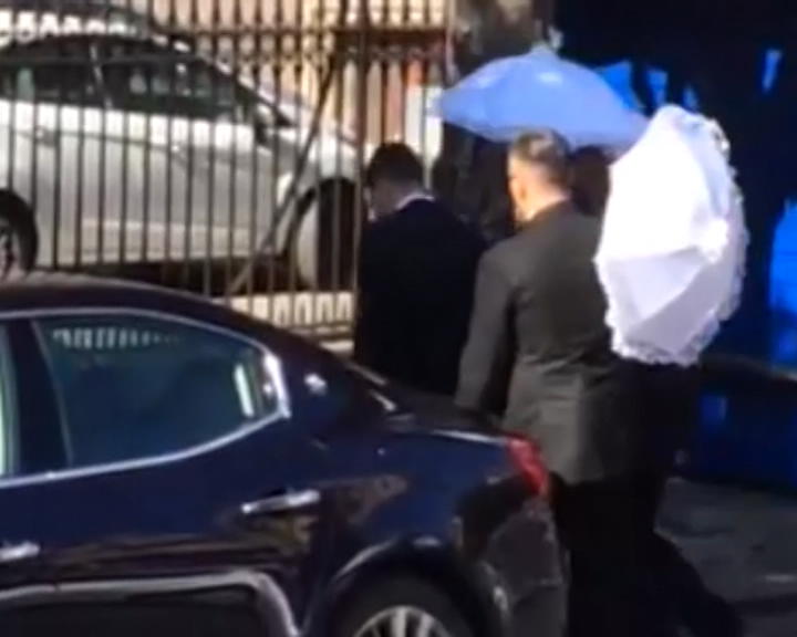 Copertina di Palermo, Belotti vende l’esclusiva del matrimonio a “Chi” e non si mostra ai fan. Fischi e insulti