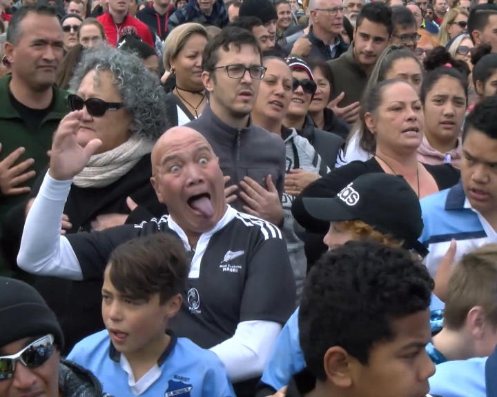 Copertina di Nuova Zelanda, un’Haka così non l’avete mai vista. È caccia al Guinness dei primati