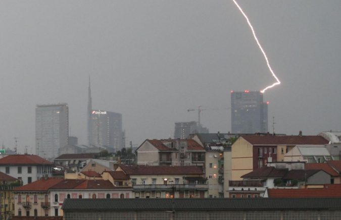 Milano Fulmine Colpisce Il Palazzo Della Regione Lombardia Durante Il Temporale Foto Il Fatto Quotidiano