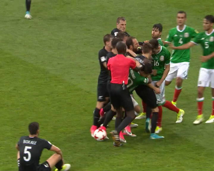 Copertina di Messico-Nuova Zelanda, 2 a 1 con rissa nel finale: tutta colpa della Var