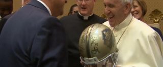 Copertina di Roma, i campioni della NFL incontrano Papa Francesco. Per lui la maglia numero 1