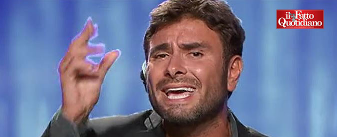 Copertina di M5s, Di Battista: “Napolitano? Ha leccato deretani importanti per spingere Berlusconi a intervento infame in Libia”