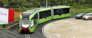 Copertina di Cina, il tram del futuro non ha rotaie ma segue le strisce di vernice. Ed è elettrico – FOTO e VIDEO